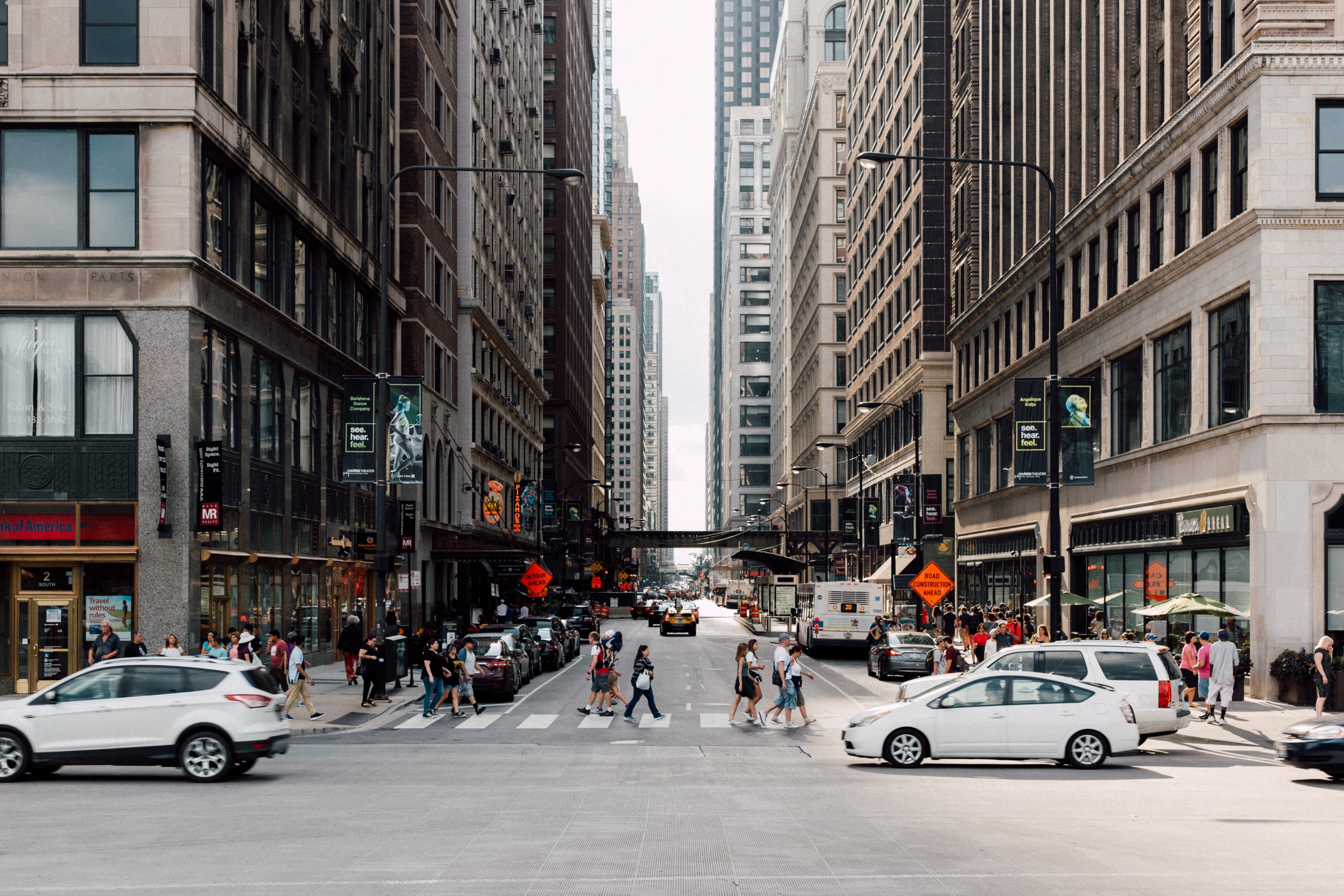 They in this street. Улицы Нью-Йорка вид сбоку. Нью-Йорк улица перспектива. Улица Урбан. Нью Йорк 2022 город.