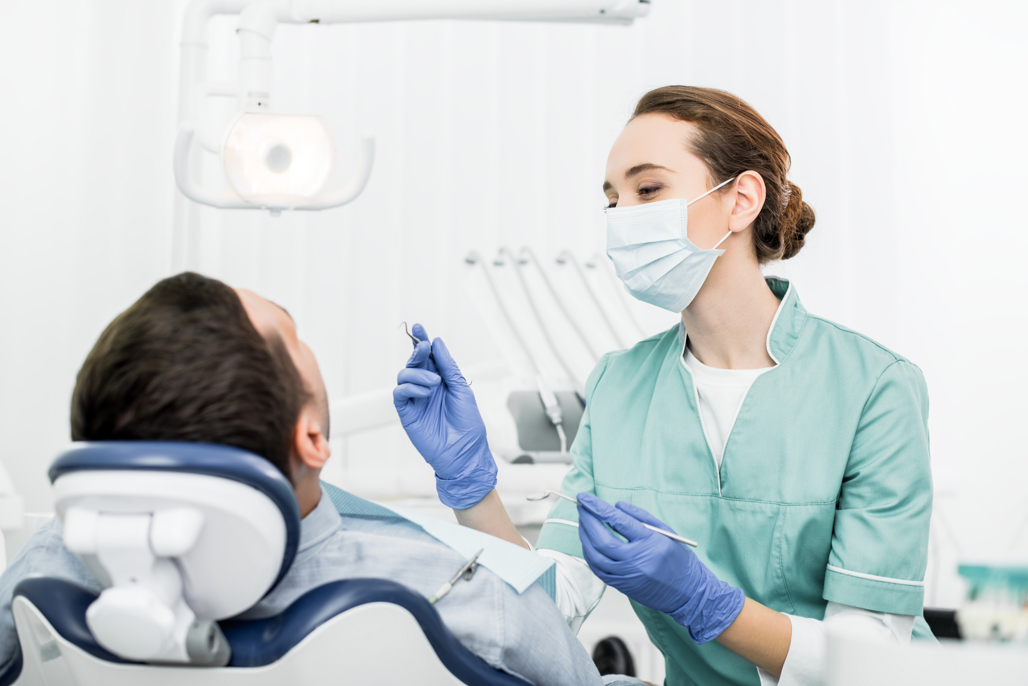 Стоматолог завьялово. Стоматолог в маске. Зубной врач. Девушка стоматолог маска. Фото стоматолога в маске.